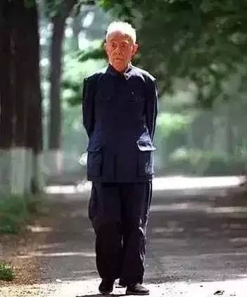 他的收藏从30元起步:成了收藏大家