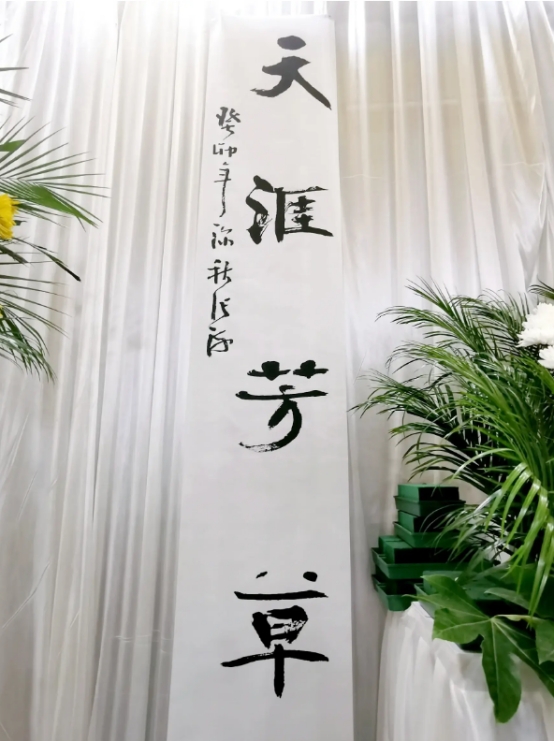 ?央视张泽群母亲去世,妻儿远在美国未现身,孤独一人含泪送别