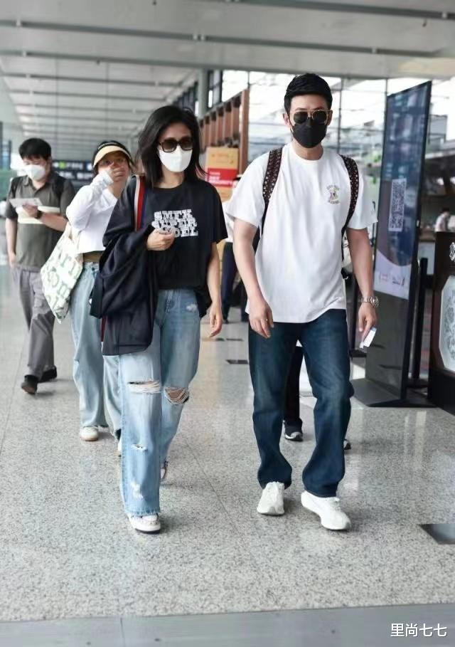 |鲍蕾终于摆脱主妇形象,穿破洞牛仔帅过陆毅,留长发大变样太酷了