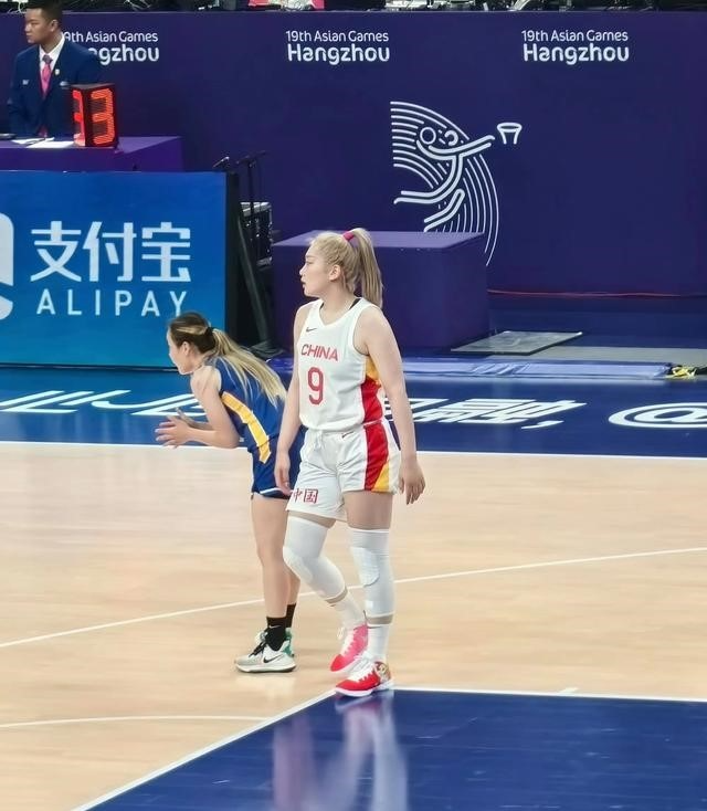 李梦亚运带妆打球,美甲抢镜却实力依旧,坚毅女王打破刻板印象!