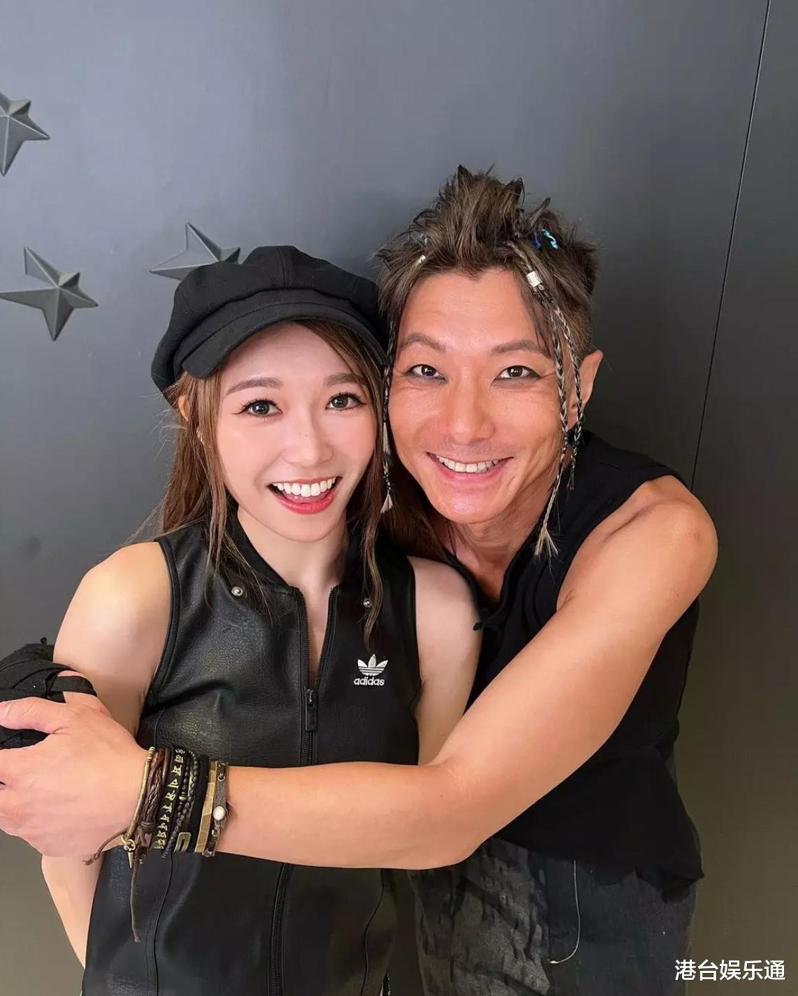 知名港星被指吃女团豆腐，后台合影时狠狠搂抱还压胸、贴脸