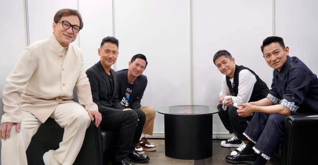 梁朝伟|影帝、天王齐聚香港,合照站位有讲究,梁朝伟乖坐着,张学友有趣