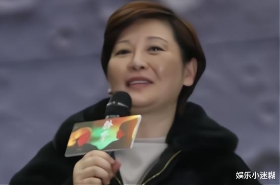 杂志|冯小刚徐帆近照曝光!斑秃脸花白、发福圆润,17岁养女颜值逆袭