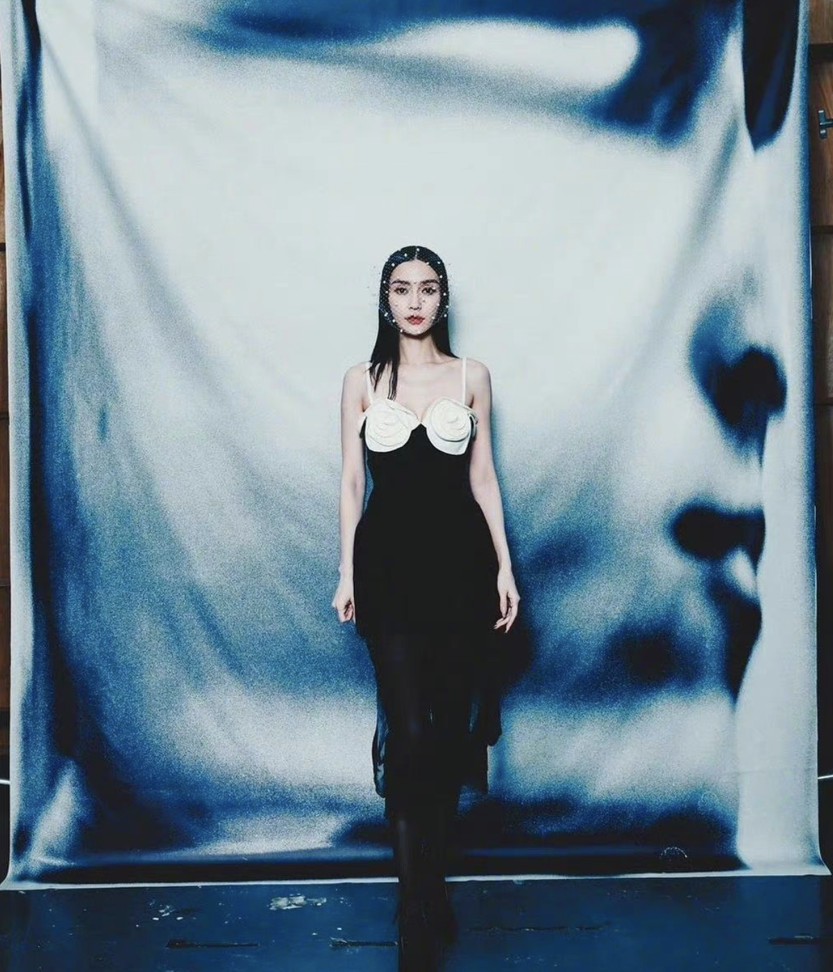 Angelababy复出试水,新杂志发布脸颊消瘦,被指要走范冰冰的路