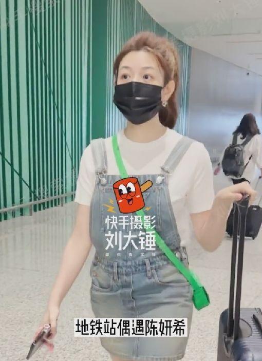 陈妍希|39岁陈妍希坐地铁被偶遇,真接地气?!穿背带裤素颜出镜,时尚又减龄