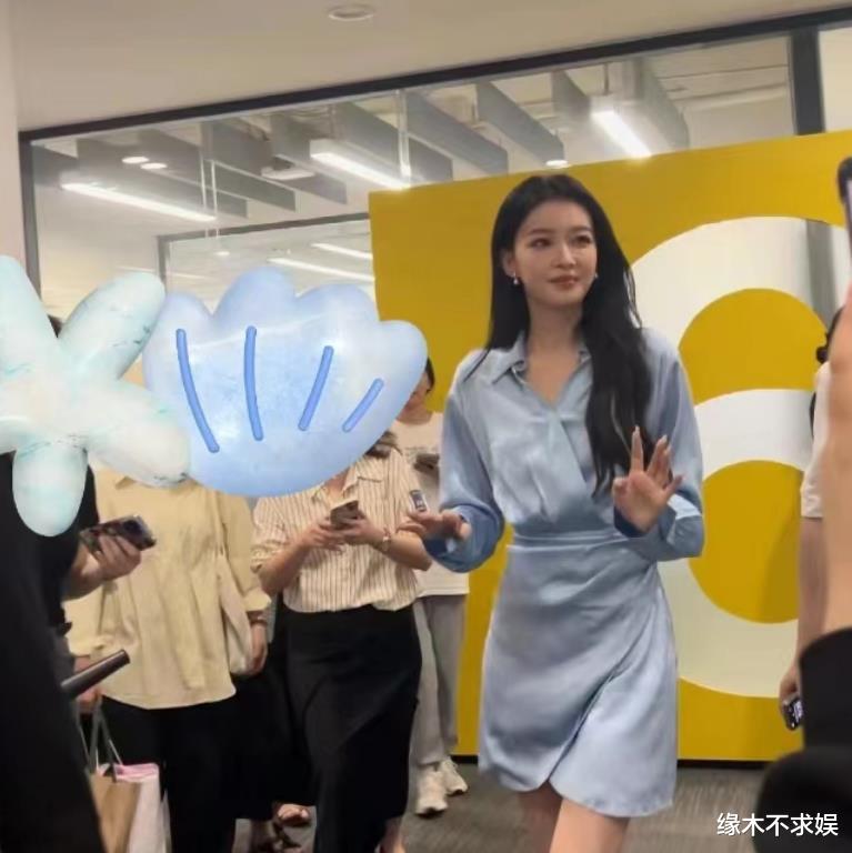 170cm孙怡沃尔玛扫楼，衣服皱巴巴本人又高又瘦，双腿暴露年龄