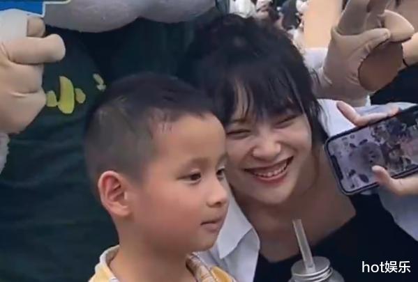 明星素颜|文旅局长呼吁网友包容,黄老师回应素颜被嘲:特意不化妆保持真实