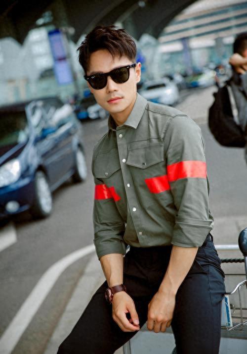 有种整容叫分手两年，蓝盈莹还是老样子，曹骏却越来越像易烊千玺！