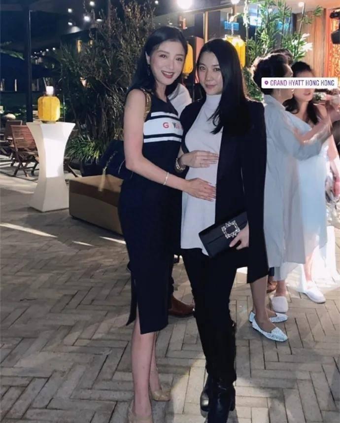 她是香港中环四美，嫁帅气钢琴家却出轨闺蜜老公，今生活依旧精彩！