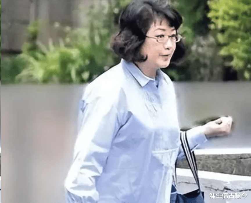 64岁山口百惠穿羽绒服身材臃肿,71岁三浦友和高大帅气,仍旧甜蜜