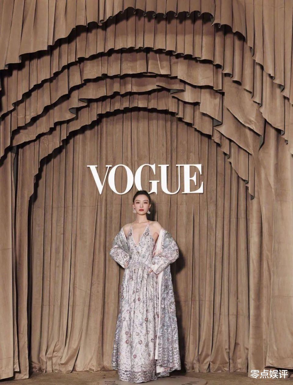 周冬雨张子枫红毯造型尴尬：想性感露了个寂寞，童星别穿大人衣服