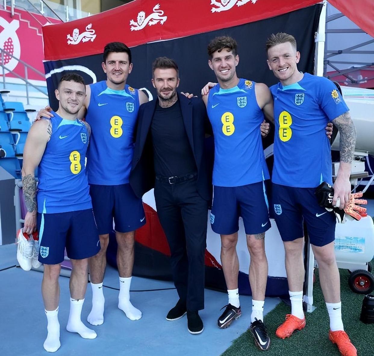 贝克汉姆|贝克汉姆晒近照！满身纹身像只花孔雀，48岁妻子瘦得像竹竿？