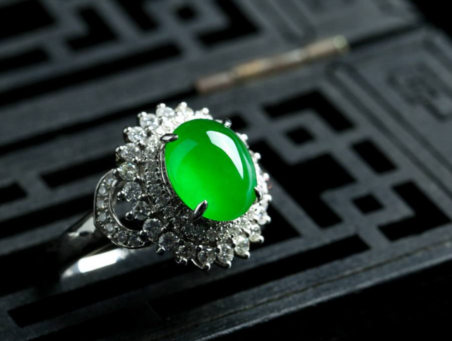 翡翠|绿肥红瘦,浮翠流丹,五彩缤纷的翡翠藏着怎样的四季风情?