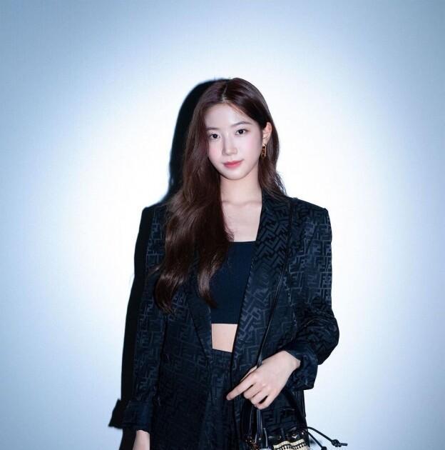 防弹少年团|一张氛围图美上热搜,清新脱俗又身材性感