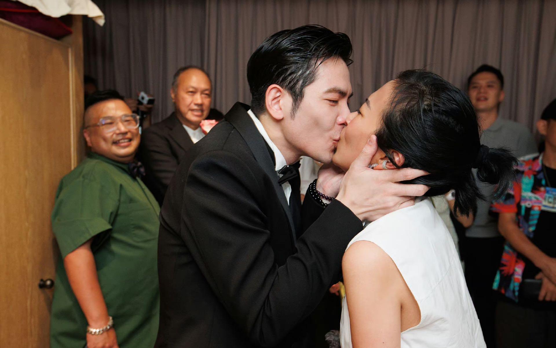 萧敬腾求婚现场视频曝光,亲切称呼林有慧为妈妈,单膝跪地深情告白