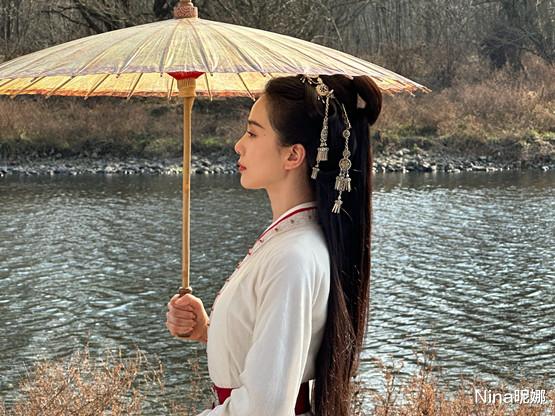 刘诗诗|刘诗诗打卡迪士尼，扎马尾戴玲娜贝尔帽变迪士尼在逃公主，35岁还少女