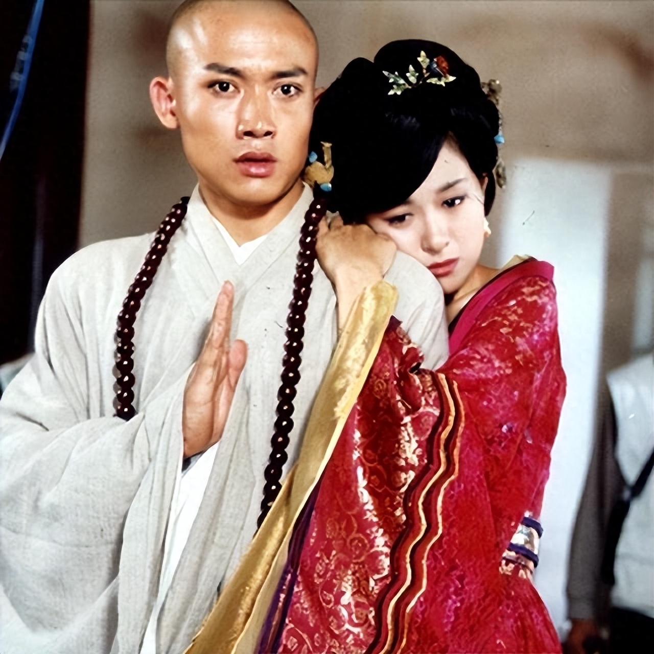 她因赵薇改名，被导演掌掴，用200万看清聂远，今46岁胖到认不出