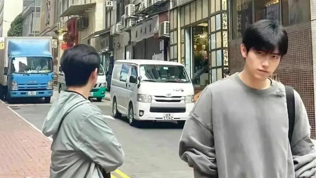 陈飞宇和哥哥陈宇昂一同在街头等车，被网友偶然发现 引起全网热论