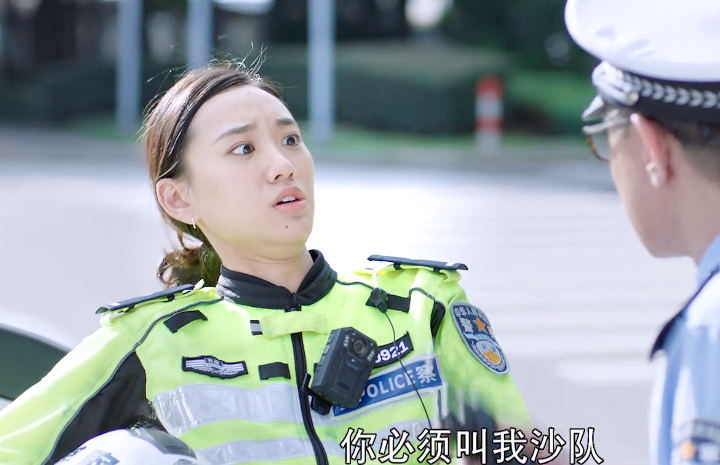 谢娜|全程张大嘴干瞪眼,表情狰狞,闫妮女儿把“警花”演出新花样