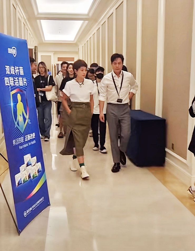 47岁马伊琍现身青海西宁，双手插口袋气场十足，张颂文陪走像保镖