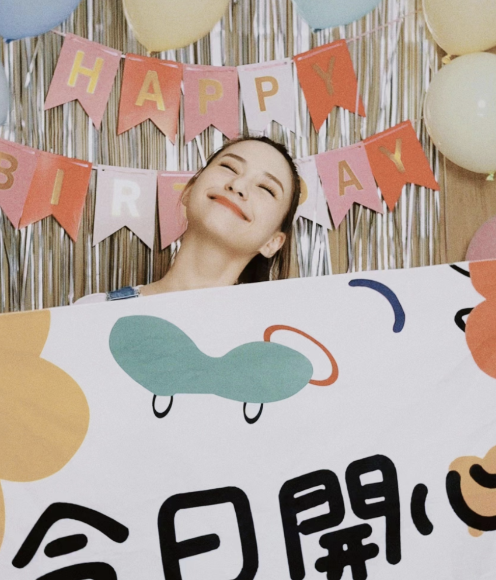 何超莲|大婚才25天的何超莲“面目全非”，鼻子和脸变圆润，身穿背带裤遮孕肚