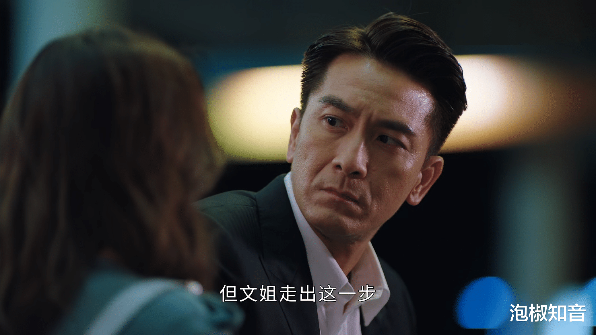 《新闻女王》:看到徐晓微厕所呕吐,才知道她背叛梁景仁真正理由