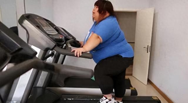 昔日校花被丈夫喂到330斤、睡塌两张床，丈夫：我怕她被别人抢走