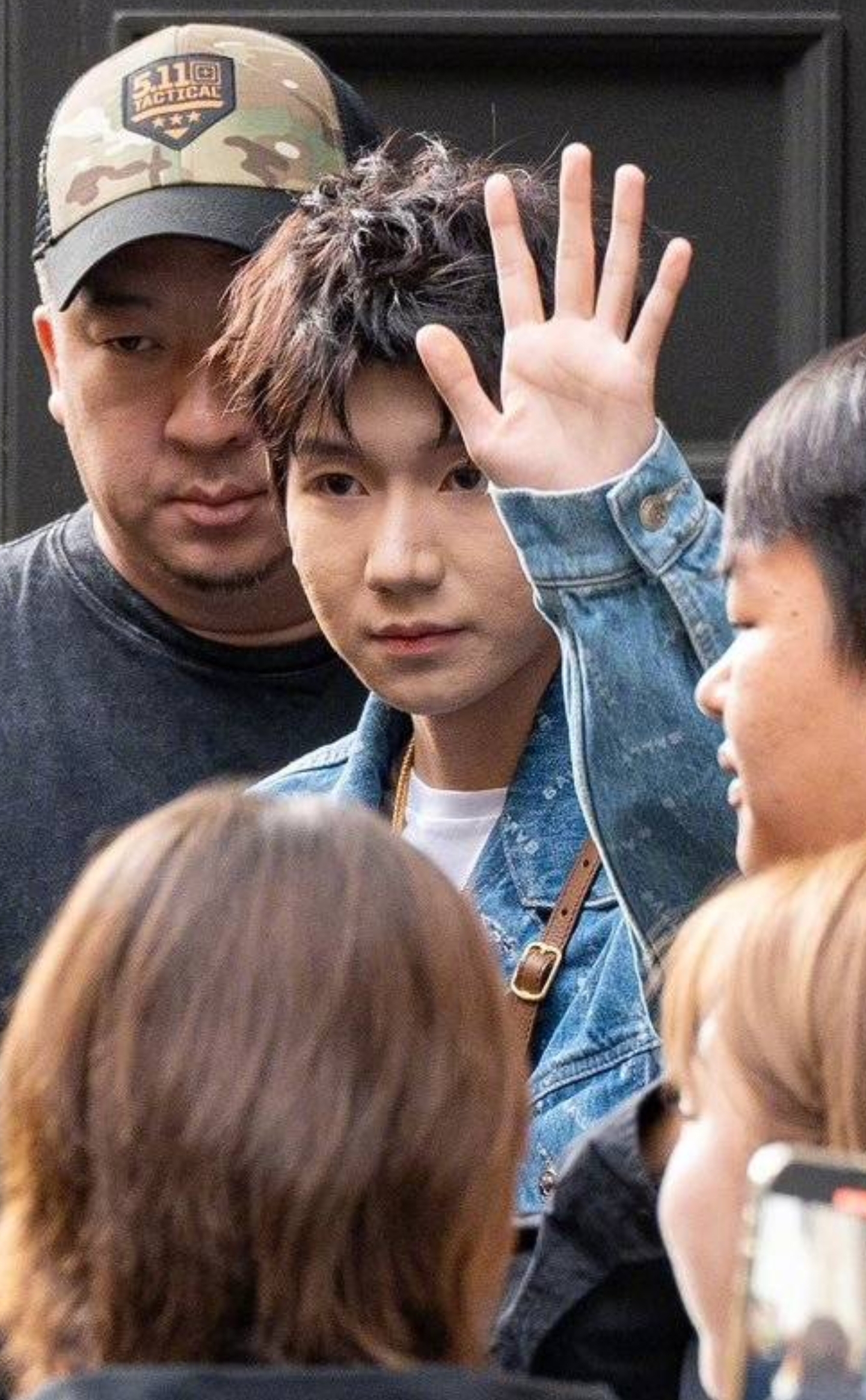 王源米兰时装周生图惹争议!脸上坑洼痘印明显,粉丝咬定被p黑图