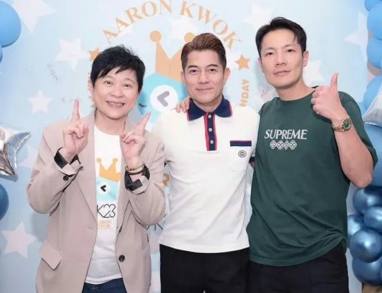 58岁郭富城庆生!方媛母女送全家福蛋糕,郭富城满脸褶夫妻似父女