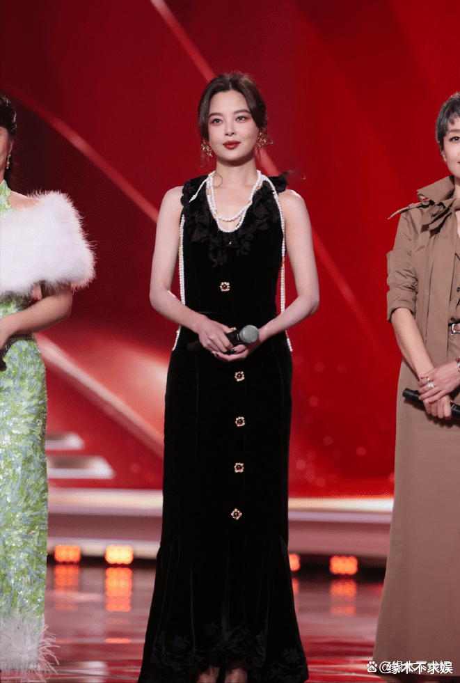 年度盛典红毯:肖战鞋子抢戏,胡歌老了,“繁花三美”状态差距大