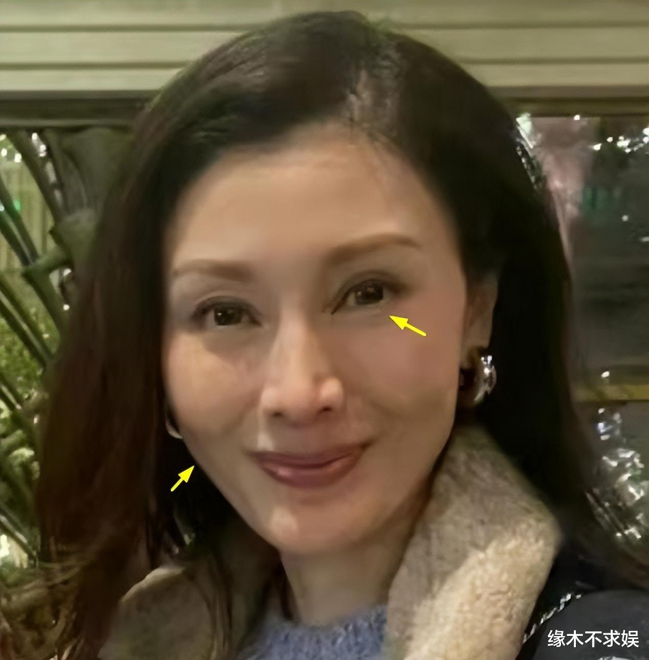 李嘉欣一家3口上海被偶遇,背万元包包被嘲衣品差,小腹引争议!