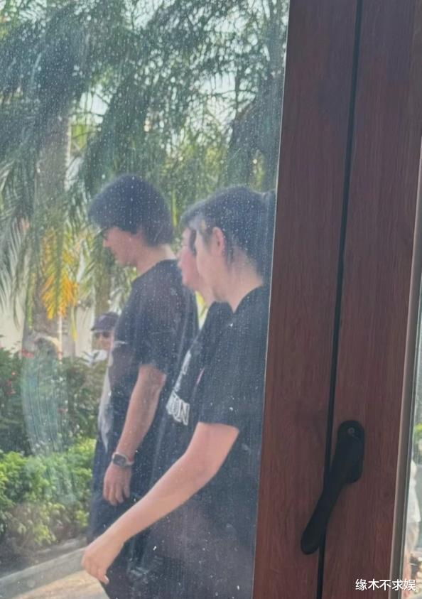 郑伊健蒙嘉慧罕露面！喝人均30元咖啡，男方热情回应粉丝却被吐槽