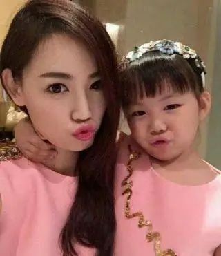 马蓉王宝强离婚后首次同框！王宝强展现父爱，放下恩怨为女儿毕业典礼护航！