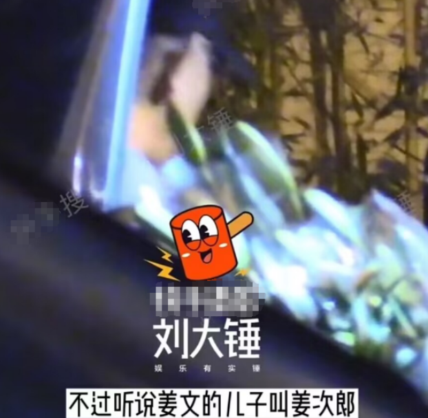 姜文父子吃韩餐，14岁姜次郎身高超爸爸，路遇老奶奶卖花照顾生意