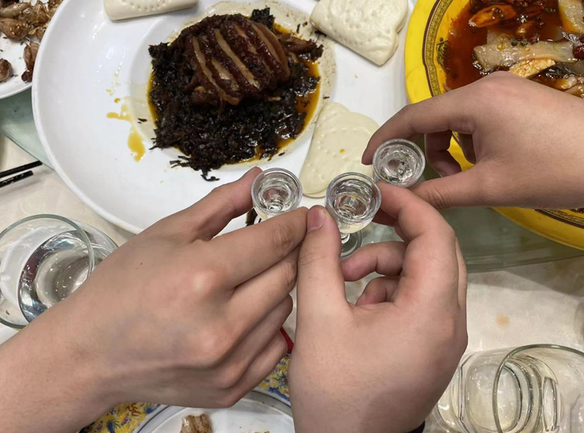 蚊子|江西两父子去四川参加酒席，随礼300块，可菜上满后尴尬不已