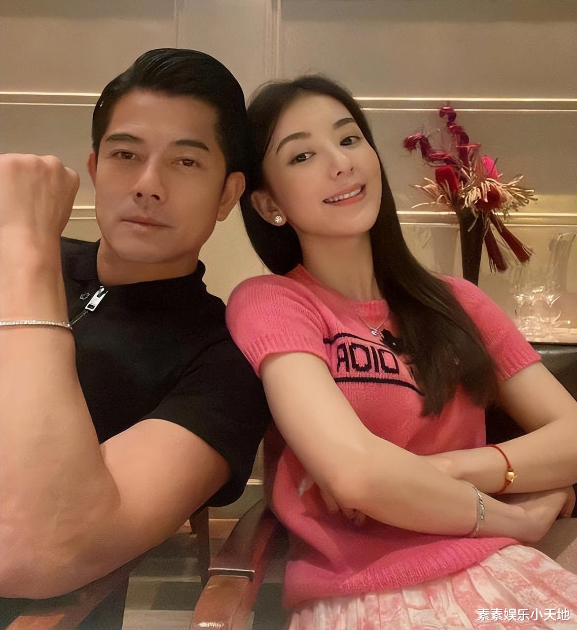 |方媛深夜在街巷拍影集:腰上佩戴粉色小桃心,成熟又可爱