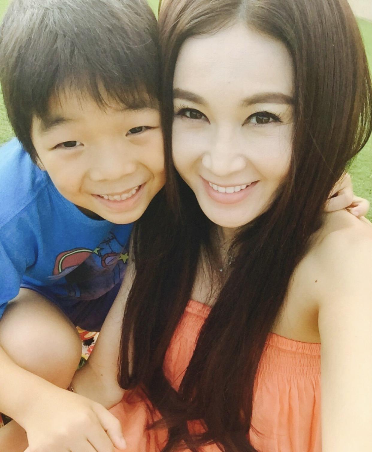 温碧霞|56岁温碧霞12岁养子模样大变,胡子拉碴发型显老,母子同框似姐弟