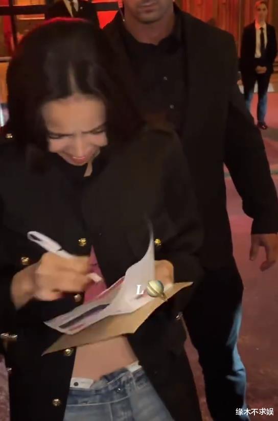 Lisa疯马秀疑为Jennie推迟半小时，Jennie离场尴尬，双方粉丝互怼