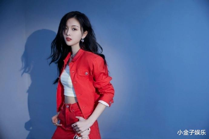 鲜艳红唇、红衣裙!吴宣仪带来时尚甜美写真