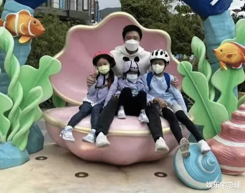 霍家三父子看游泳赛!霍启山黑色西装帅出圈,网友建议他追张雨霏