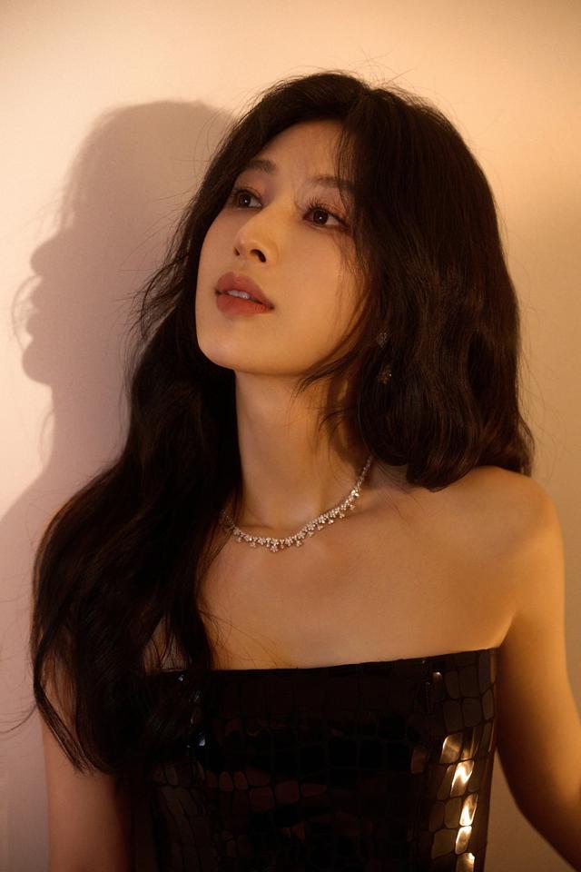 张俪黑漆亮片长裙气质好绝