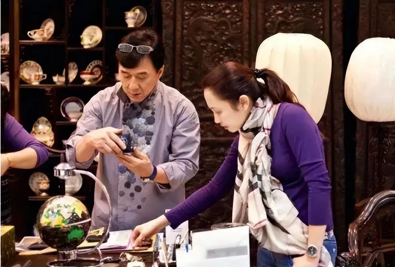 成龙：刚走红时报复性消费，一年吃饭就花1600万元