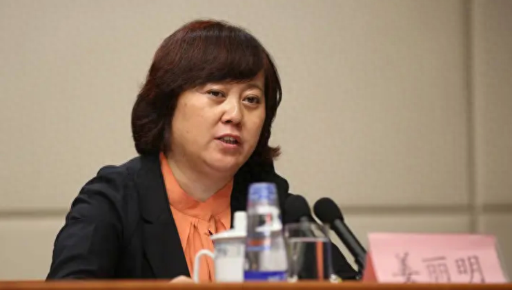 她是许家印花多少钱都留不住的女人，在许家印最辉煌时她选择离开