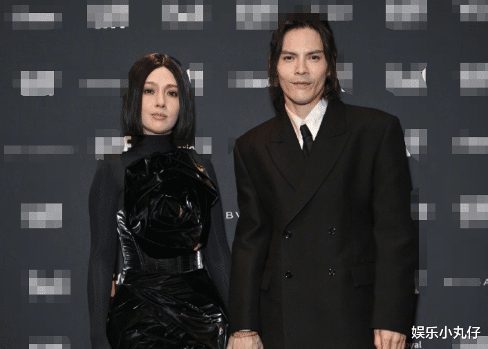 向佐夫妇牵手走红毯!郭碧婷油头发福,颜值全家垫底,精神遭质疑