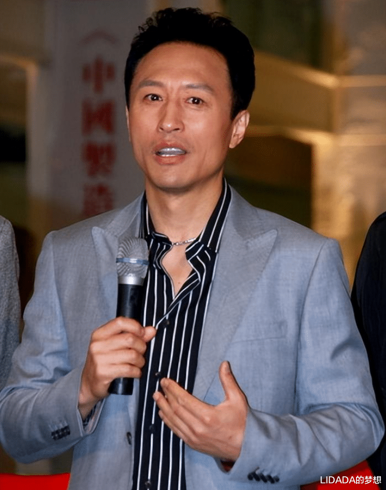 她长得美且有才,嫁知名演员恩爱40余载生一双儿女,一家幸福美满