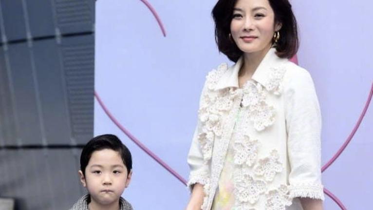 蔡琳|43岁蔡琳带儿子参加时装周，笑容僵硬，Eden帅气腼腆像爸爸高梓淇