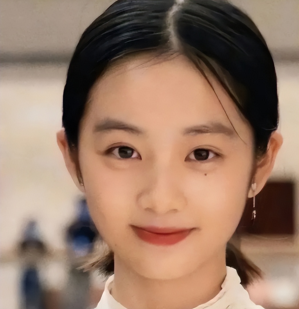 黄多多聚会礼服再惹争议! 网友: 没有学生样, 只有成年人的风情万种