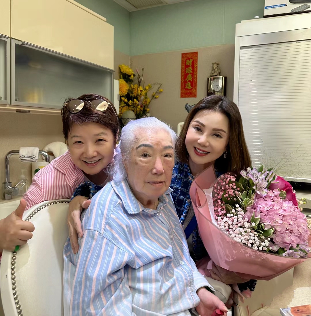 98岁余宝珠近照曝光,满面红光精神好,并亲自为前儿媳谢玲玲庆生