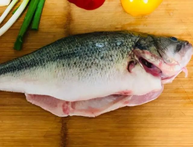 清蒸鲈鱼|清蒸鲈鱼放盐和料酒？错了！学会3个技巧，肉质鲜嫩不腥不柴~