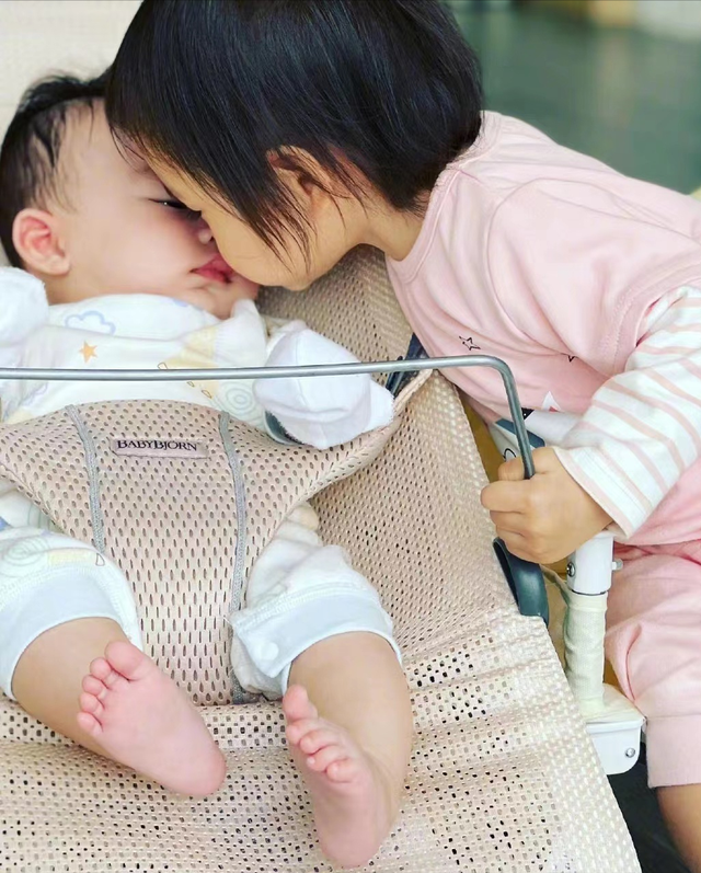 杨怡晒全家福为幼子庆生，2岁Eden大眼睛似爸爸，小珍珠亲吻弟弟